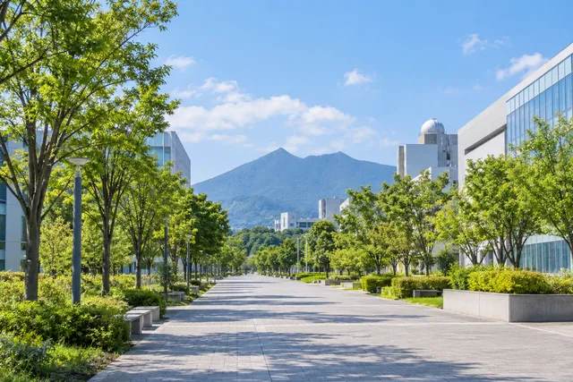 茨城県つくば市の街並みと筑波山